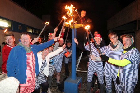 Der Start des Fackellauf durch die Kneipen fand traditionsgemäß am Hallenbad statt.