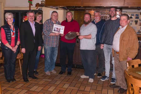 Bestes Sammelergebnis: TVB-Heim. Wirt Walter Staub erhält Wanderpokal und Urkunde aus den Händen des Vereinsvorsitzenden Werner Cornelius